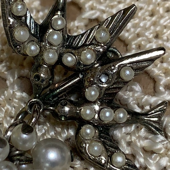 Vintage Avon swallow birds with pearl dangle accent clip on earrings - Picture 3 of 15